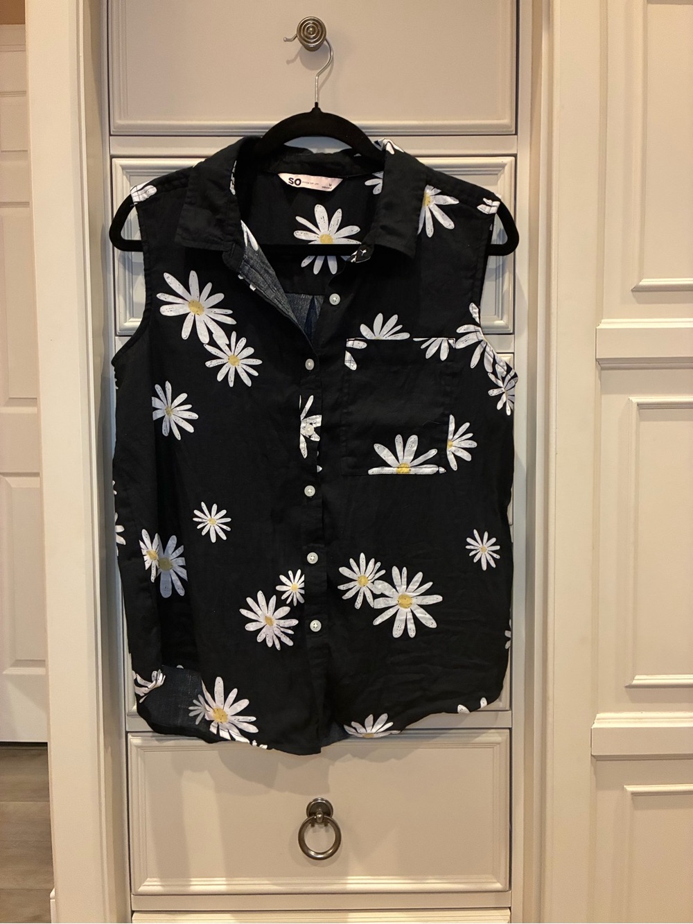 SO Black Daisy Print Sleeveless Button-Up Top